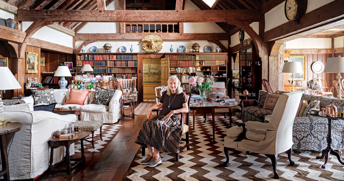 The Countess blends historical hunting style with contemporary elegance in her Southampton home while advocating for nature conservation.