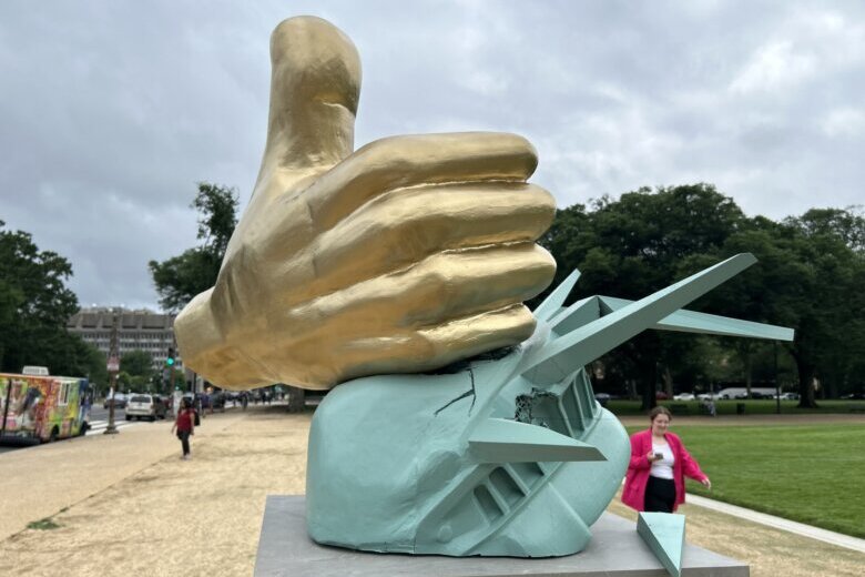 A new satirical statue in Washington DC features world leaders’ quotes, sparking mixed reactions from locals.