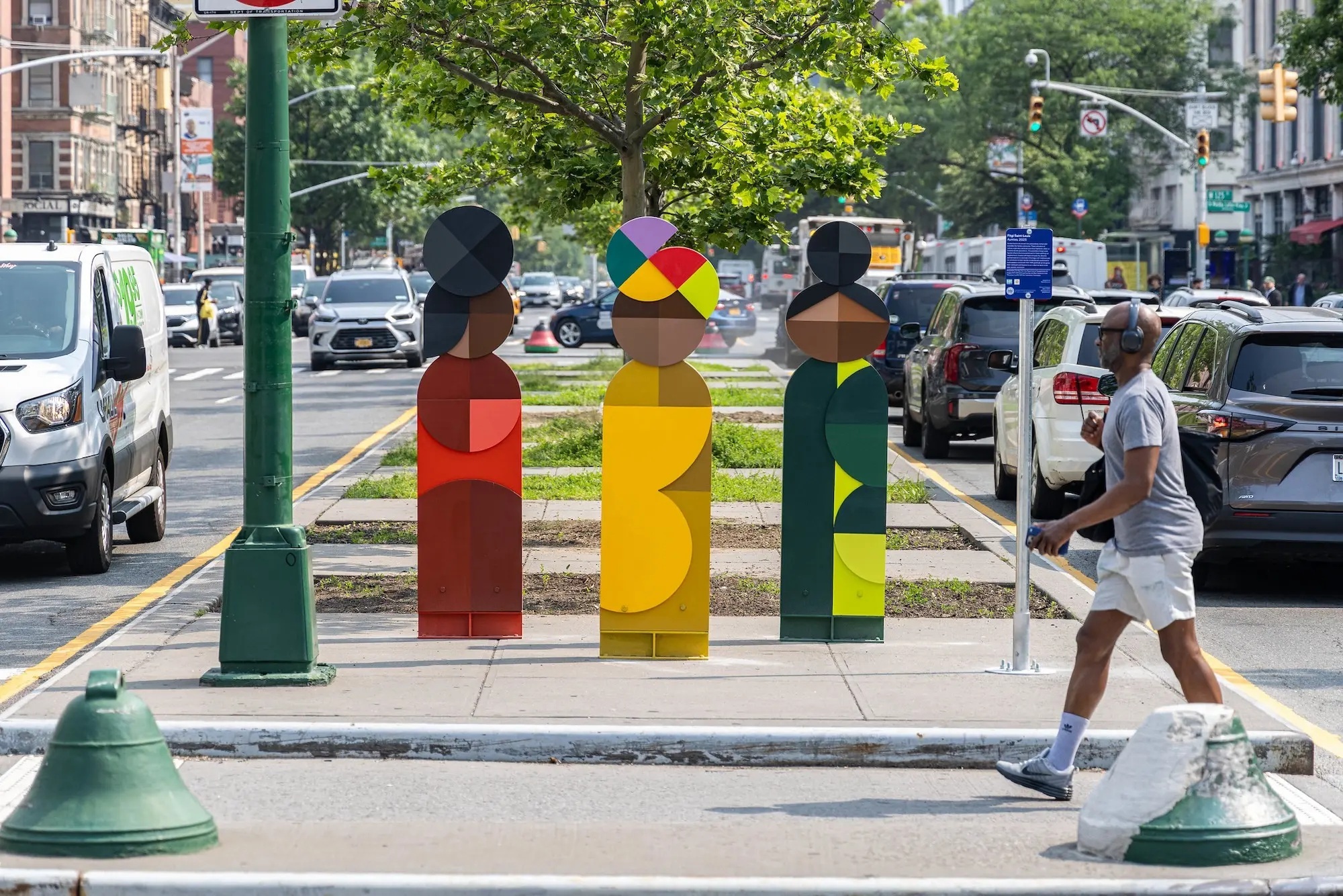 Fitgi Saint-Louis’s sculpture collection in Harlem pays tribute to women who have shaped their community, embodying NYC’s unity and cultural pride 🌍✨