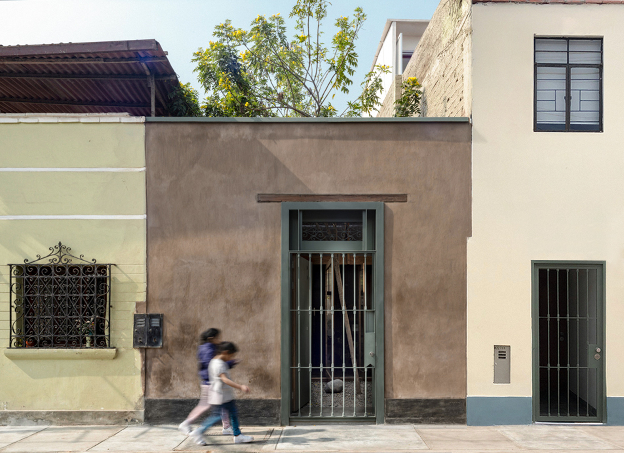 A stunning 120m² sustainable modern house in Huayruro, Peru, designed by INSitu Architekten, showcases eco-friendly living with wood materials and innovative practices.