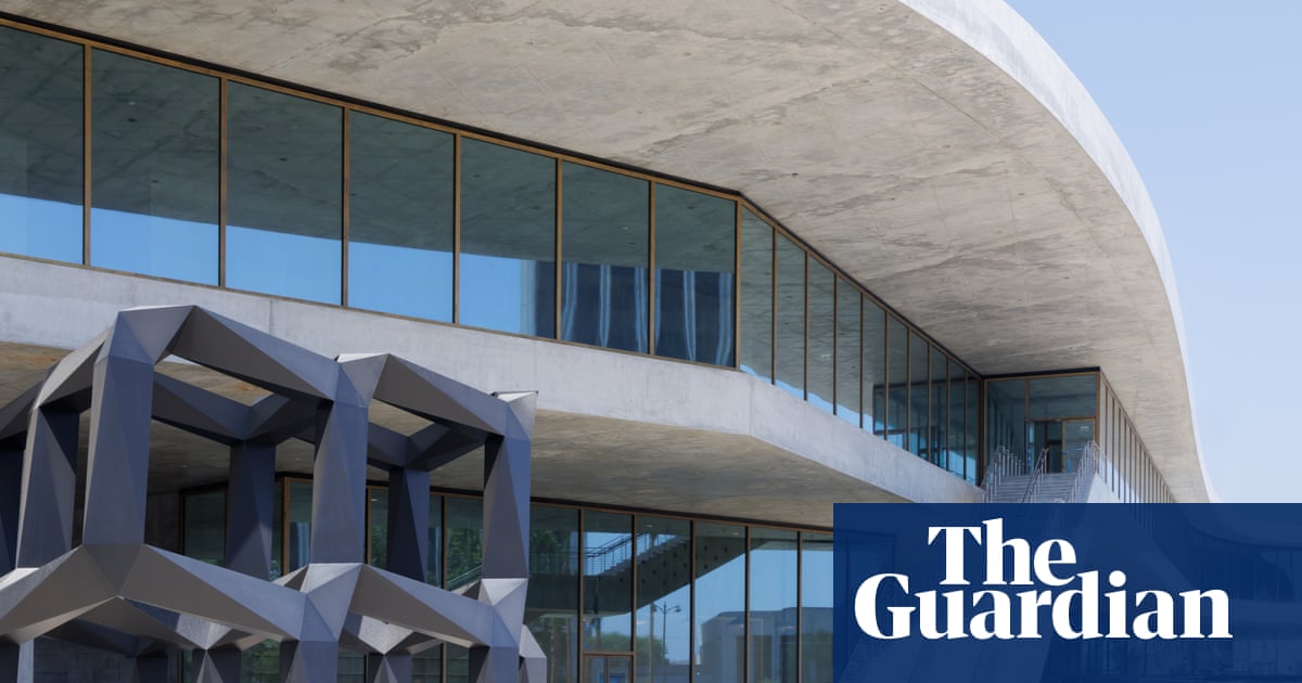 $700m monolithic art gallery by Swiss architect Peter Zumthor features massive walls and rotating art, with wraparound windows letting in California’s breeze but facing criticism on display surfaces.