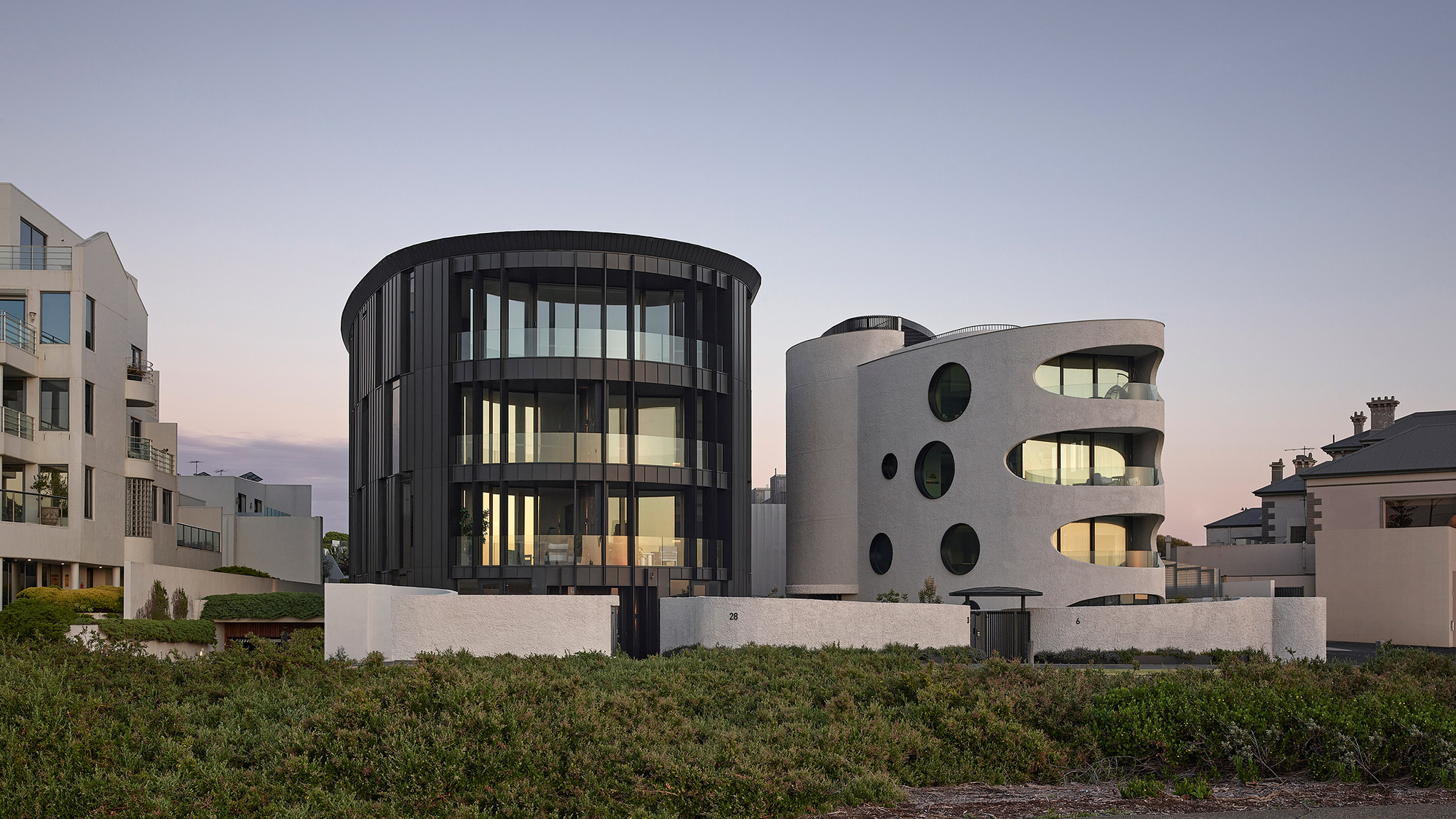 Wood Marsh’s Esplanade Brighton Apartment in Melbourne combines bold contemporary design with eco-friendly materials like wood, glass, and concrete, offering modern luxury while preserving the environment.