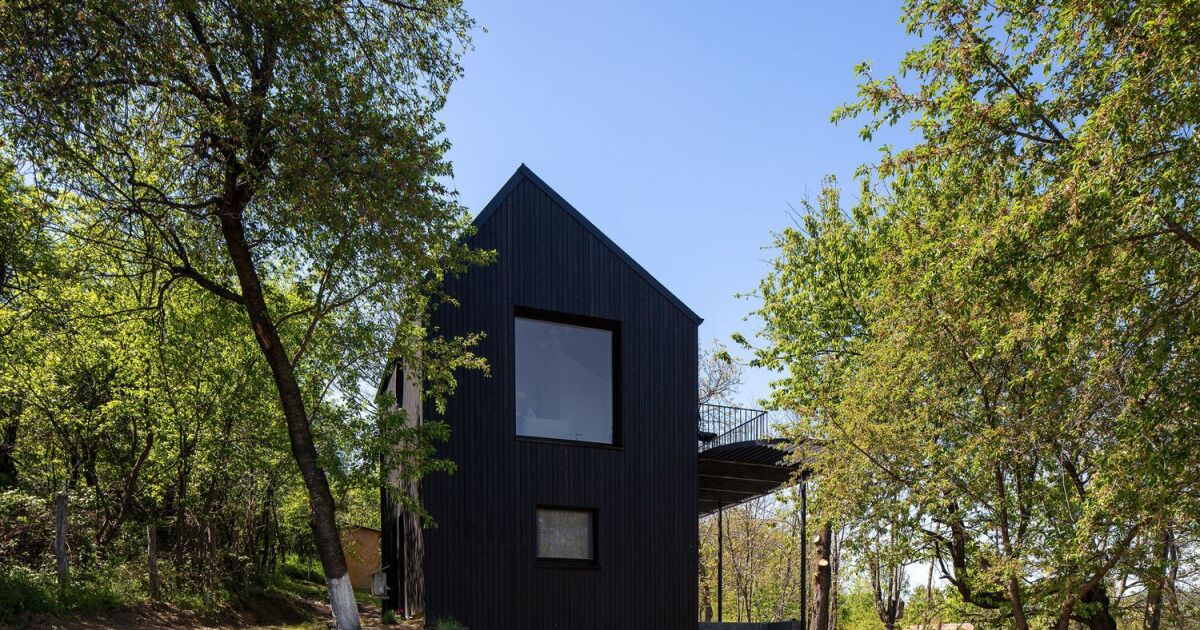 A stunning tiny cabin in Romania combines minimalist design with sustainable practices, offering a cozy retreat perfect for nature lovers seeking a simple lifestyle.